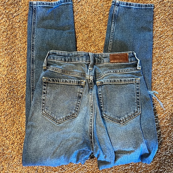 Women’s Hollister ultra high rise mom jeans sz 24R or 0R - Picture 3 of 3